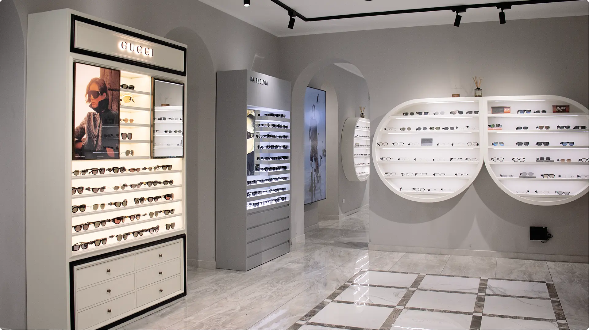Dettaglio degli occhiali da vista Moncler Lunettes, modello bianco/trasparente e modello nero