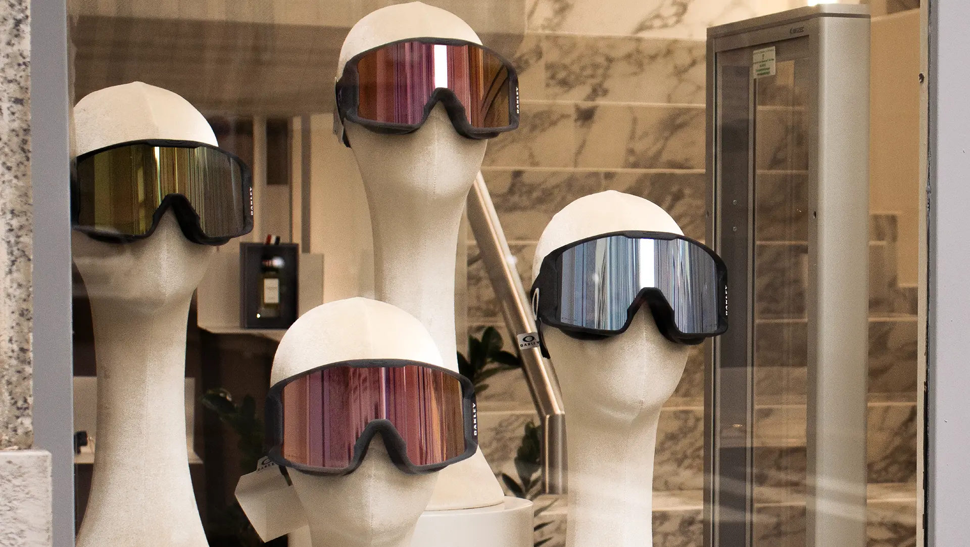 Occhiali da vista all’interno di una struttura espositiva dal design a occhiale